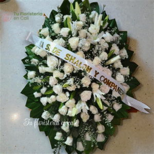 Arreglo fúnebre en pedestal con rosas blancas y lirios 05