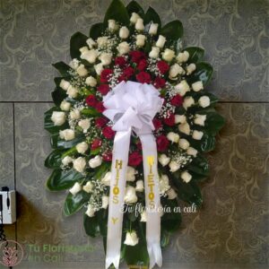 Arreglo fúnebre en pedestal con rosas blancas y rosa roja 02