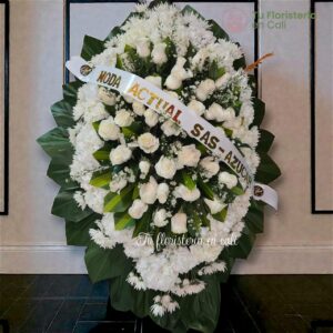 Arreglo fúnebre en trípode con rosas blancas 09